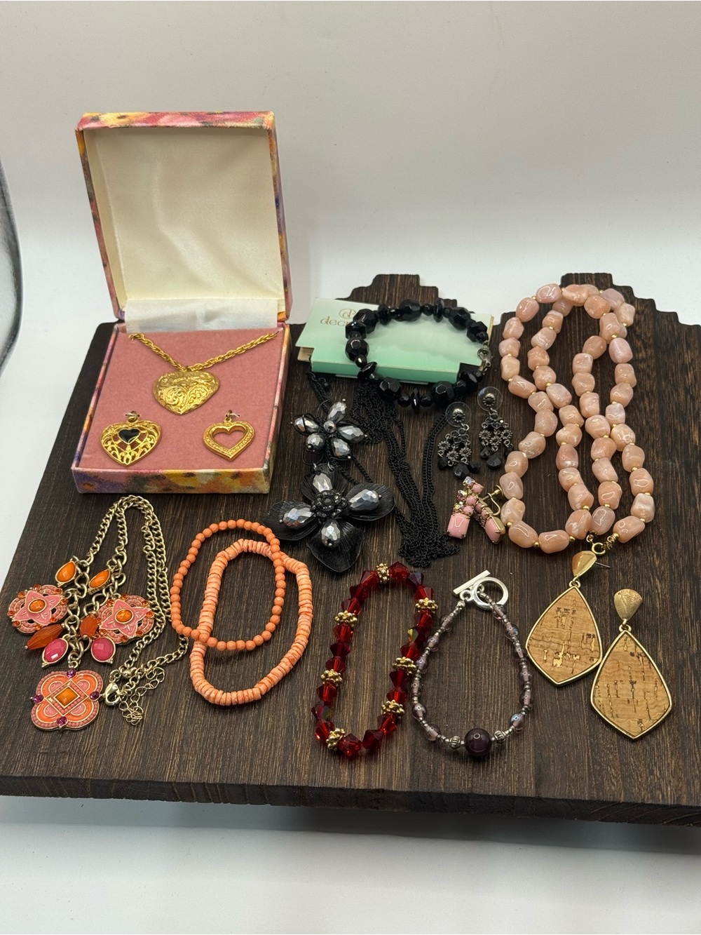 12 pieces bundle mixed jewelry/material great condition jewelry.